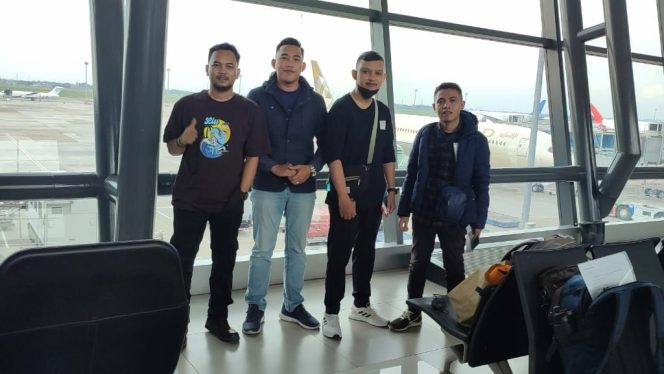 
 Sahabat Binamandiri saat di bandara udara Soekarno-Hatta, Jakarta.