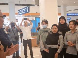 Disnaker Batam tengah memberikan Briefing pada Pekerja Migran Indonesia untuk Sektor Formal yang Berangkat ke Johor Malaysia, Senin (23/4/2024) (Foto: Rivai/RRI)